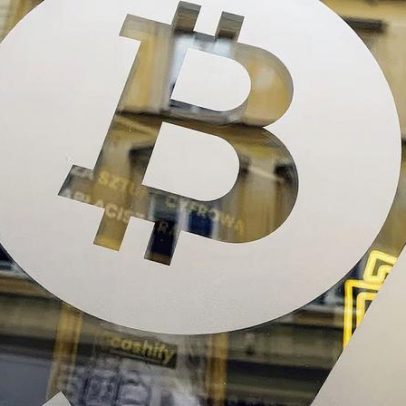 Bitcoin cai abaixo de US$100 mil e Ether recua 10% após ataque dos EUA ao Irã