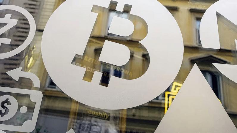 Bitcoin operava abaixo do patamar de US$ 100 mil neste domingo (22) depois dos ataques dos EUA ao Irã (Foto: Damian Lemanski/Bloomberg via Getty Images)
