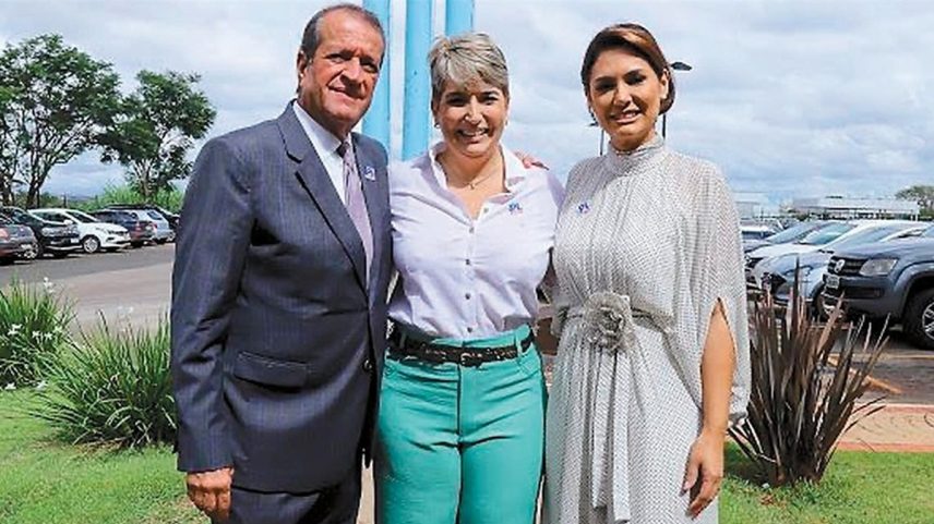 Dana entre o marido, Valdemar Costa Neto, presidente do PL, e Michelle Bolsonaro, sua inspiração (Foto: Reprodução)