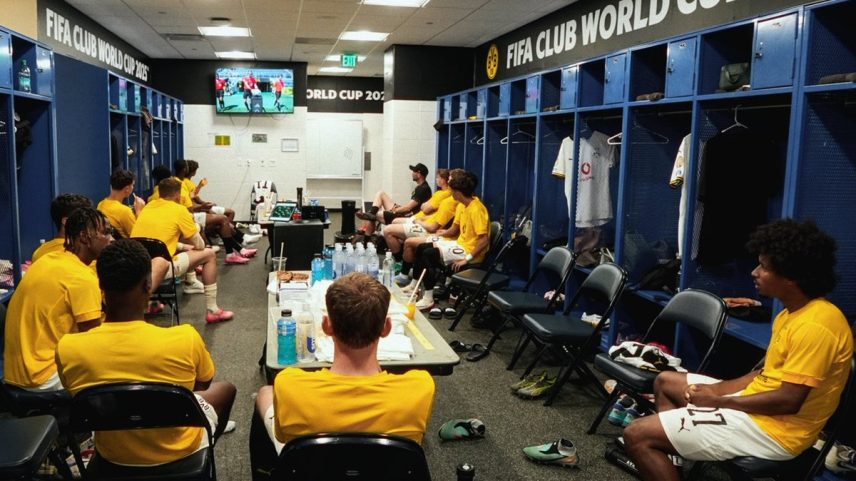 Reservas do Borussia Dortmund assistem ao primeiro tempo do jogo contra o Mamelodi Sundowns dentro do vestiário (Foto: Divulgação/Borussia)