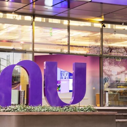 Nubank elimina spread em câmbio e reembolsa IOF na conta global ultravioleta