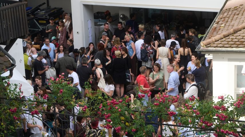 O movimentado pátio do Basel Social Club 2025. (Foto: Lara Esqueda)