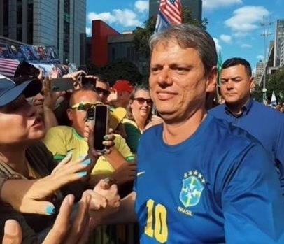 Tarcísio adota azul em apoio a Bolsonaro e revela significado semiótico