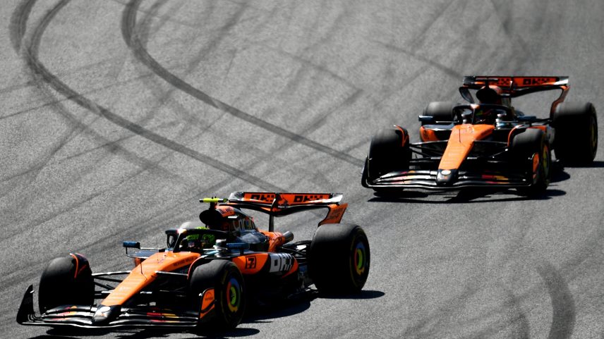 Lando Norris e Oscar Piastri em ação no GP da Áustria de Fórmula 1 (Foto: James Sutton - Formula 1/Formula 1 via Getty Images)