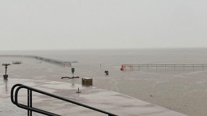 Porto Alegre com céu nublado e nível do Guaíba acima da cota de inundação em 2024 (Foto: Herculano Barreto Filho/23.mai.2024-UOL)