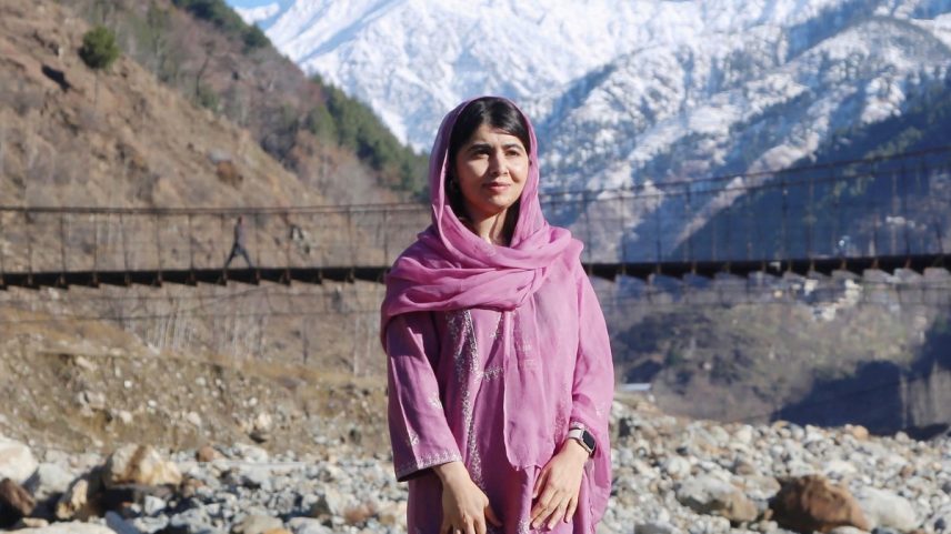 A ativista e Nobel da Paz Malala durante visita a seu povoado no Paquistão (Foto: Reprodução/Redes Sociais)