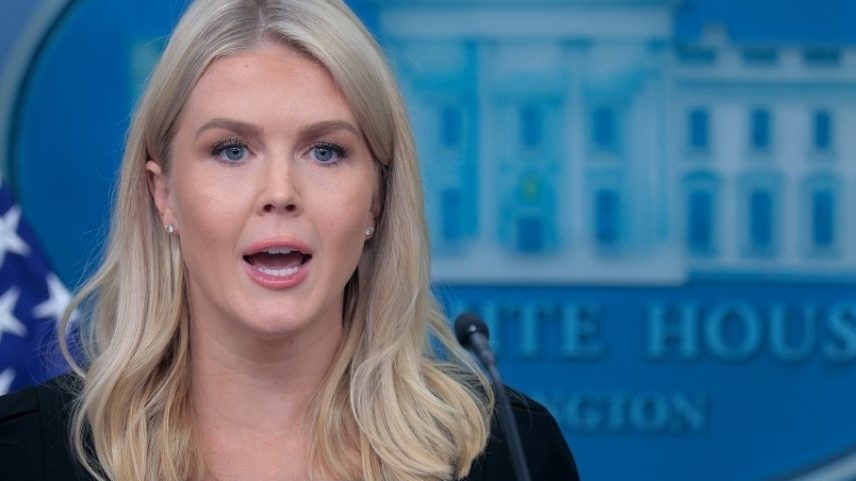 A secretária de imprensa da Casa Branca, Karoline Leavitt, lê comunicado de Trump sobre a guerra (Foto: Chip Somodevilla/Getty Images/AFP)