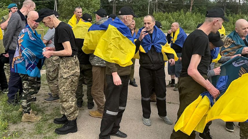 Militares ucranianos libertados em troca de prisioneiros de guerra com a Rússia (Foto: Reprodução Telegram / @Volodymyr Zelensky / AFP)