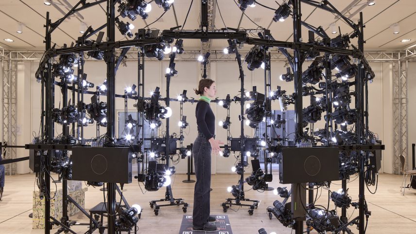 Exibição da instalação "Jordan Wolfson: Little Rooms," 2025, na Fondation Beyeler, Riehen, Suíça. ©Jordan Wolfson. Cortesia de Gagosian, Sadie Coles HQ e David Zwirner (Foto: Jordan Wolfson. Cortesia Gagosian, Sadie Coles HQ e David Zwirner)