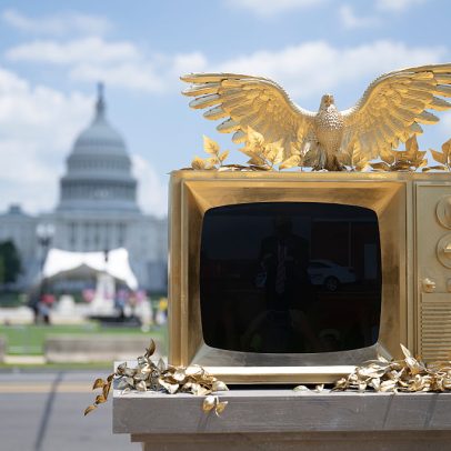 Artistas misteriosos apresentam escultura dançante de Trump no National Mall