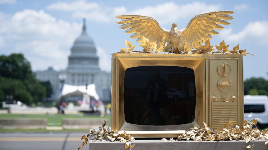 Uma nova estátua anti-presidente Trump é colocada no National Mall em Washington, DC, em 26 de junho de 2025. (Foto: Marvin Joseph/The Washington Post via Getty Images)