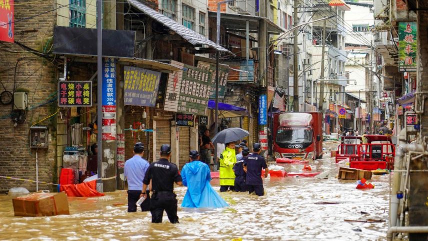 Equipes de resgate atuam em área inundada em Congjiang, na província de Guizhou, sudoeste da China (Foto: AFP)