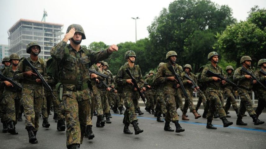 Militares em formação (Foto: Agência Brasil)
