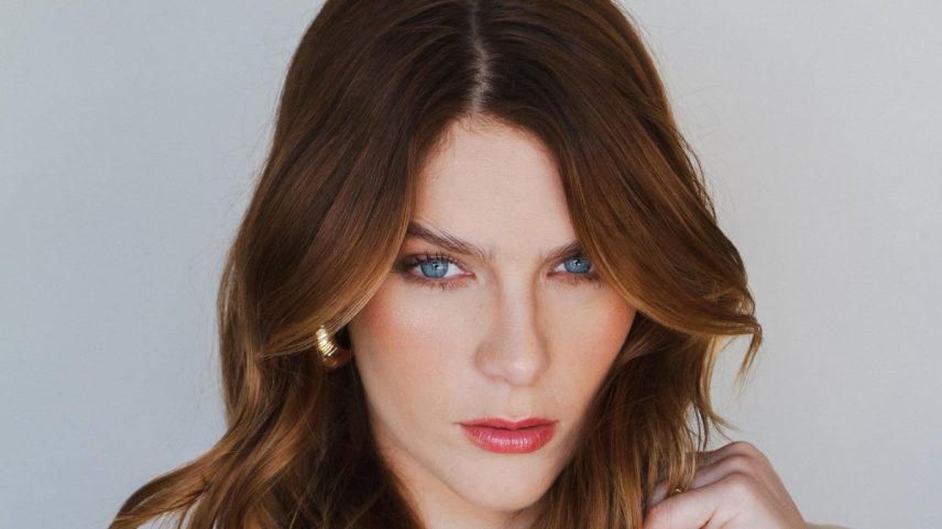 Dez anos depois de sua estreia na programação da Globo, Isabella Santoni não é mais uma estrela em ascensão, e sim o retrato de uma geração que já não quer mais se manter em uma única prateleira. (Foto: Divulgação)