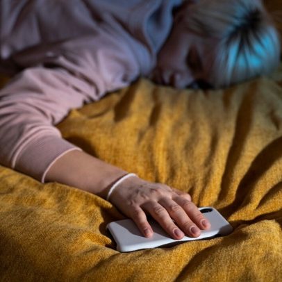 Dormir com o celular ao lado pode prejudicar sua saúde, revela estudo científico
