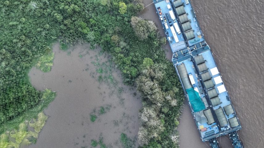 Hospital de campanha flutuante leva atendimentos a comunidades na Amazônia (Foto: FAB/Divulgação)