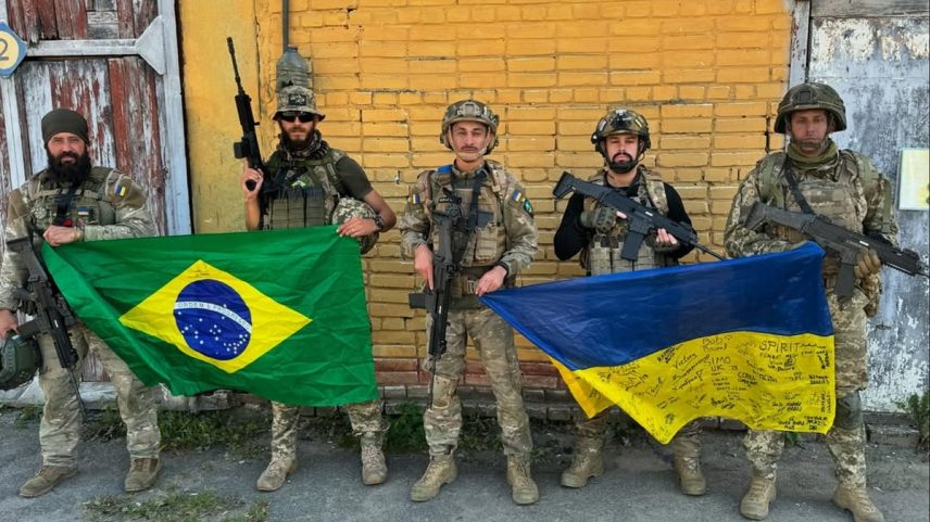 Brasileiros na guerra: Da esquerda para a direita estão Bruno Samurai, Rafael Ben, Rafael dos Santos Leite, Carlos Cândido e um militar ucraniano (Foto: Arquivo pessoal)