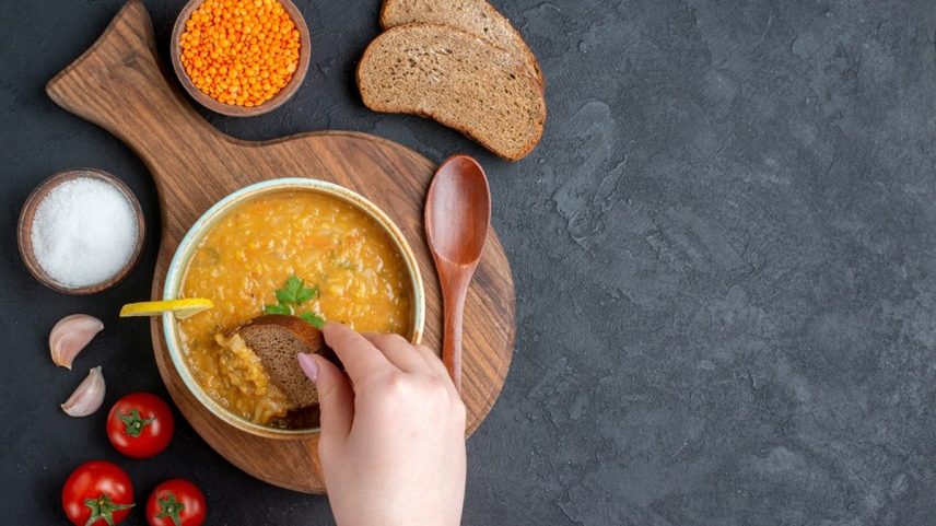 Sopas e caldos são ótimas opções para esquentar o corpo no frio (Foto: Freepik)