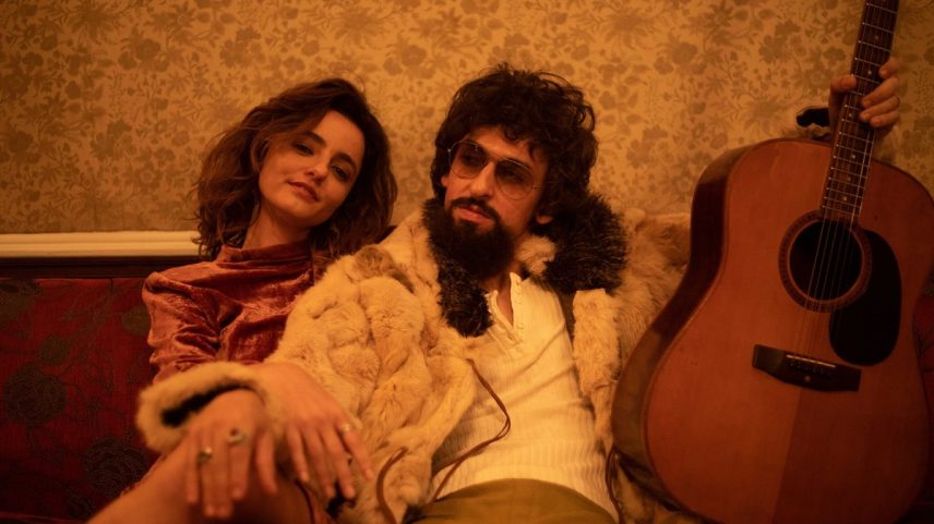 Tânia (Julia Stockler) e Raul Seixas (Ravel Andrade): cena da série 'Raul Seixas: eu sou' — Foto: Ariela Bueno