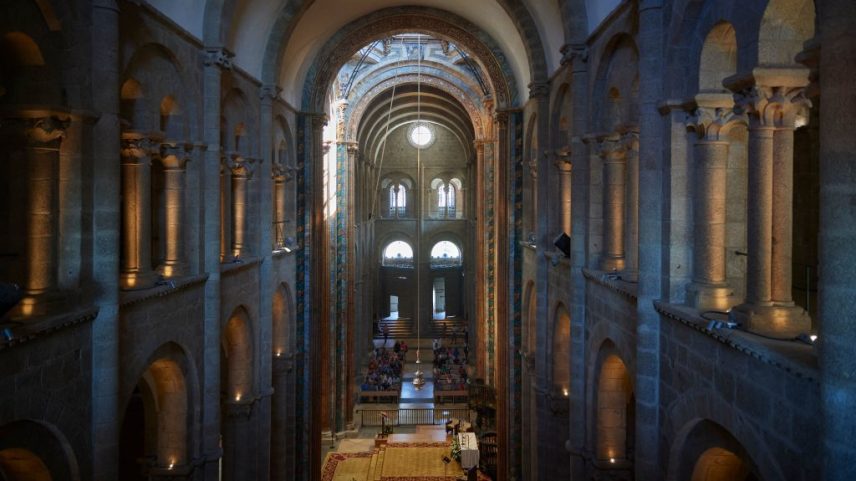 Interior da Catedral de Santiago de Compostela em 15 de junho de 2023. (Foto: AFP via Getty Images)