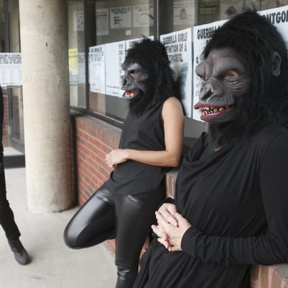 Guerrilla Girls combate a discriminação com arte provocativa em cartazes