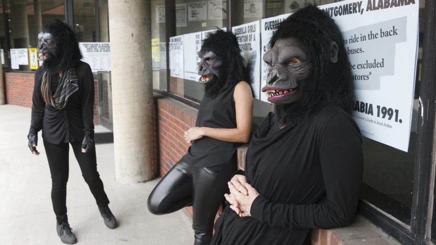 Guerrilla Girls Kathe Kollwitz, Zubeida Agha e Frida Kahlo durante uma prévia de imprensa para a exposição “Guerrilla Girls: Not Ready To Make Nice, 30 Years and Still Counting,” no Abrons Art Center, Nova York, 30 de abril de 2015 (Foto: Andrew Hinderaker).