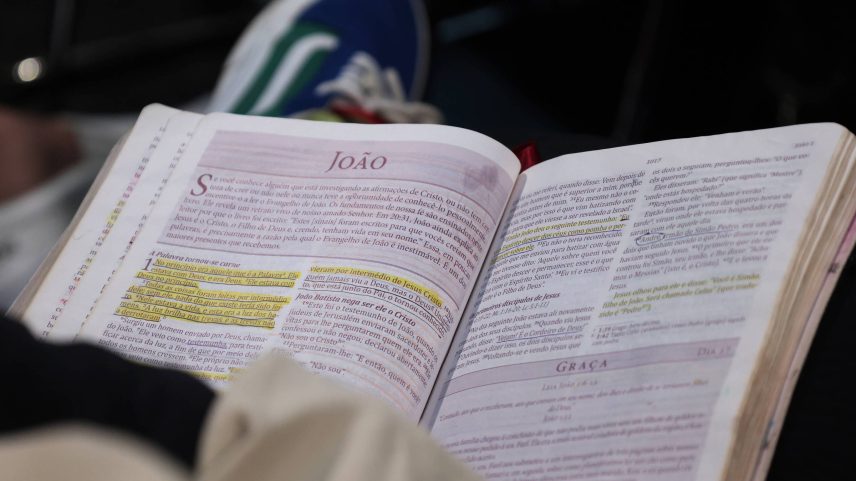 Fiel lê a Bíblia em culto evangélico em São Paulo (Foto: Karime Xavier - 13.mar.25/Folhapress)