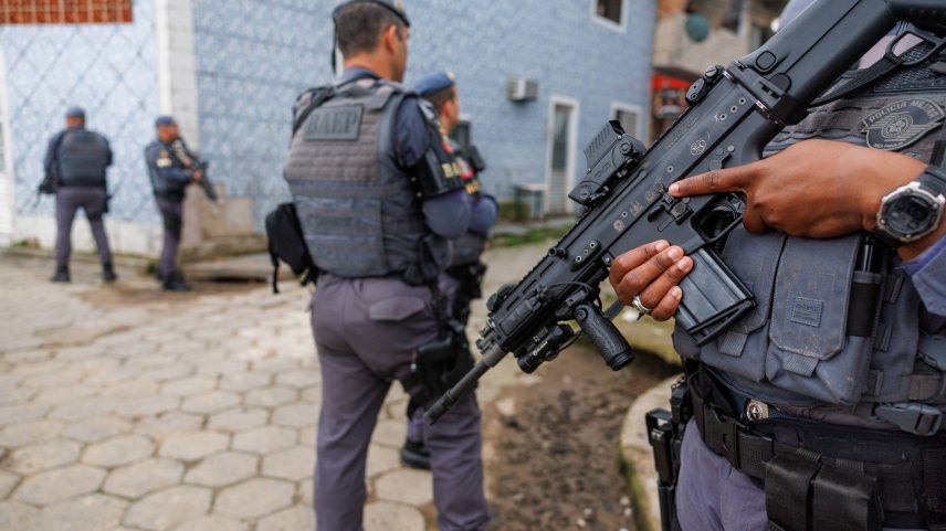 Agentes da Polícia Militar durante operação em Guarujá (SP) (Foto: Danilo Verpa - 31.jul.23/Folhapress)