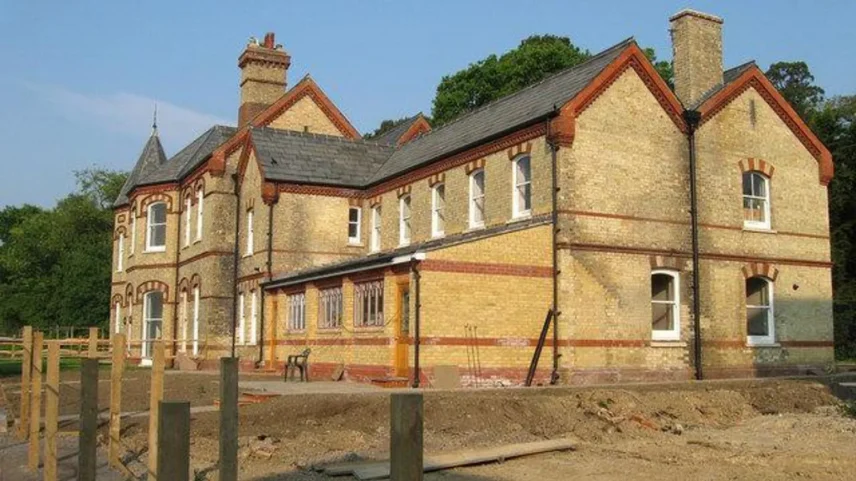 Casa Larchwood é uma das duas antigas unidades do NHS em Haywards Heath que estão sob investigação - Foto: BBC