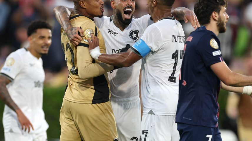 Jogadores do Botafogo comemoram vitória sobre o PSG, no Mundial (Foto: Stu Forster/Getty)