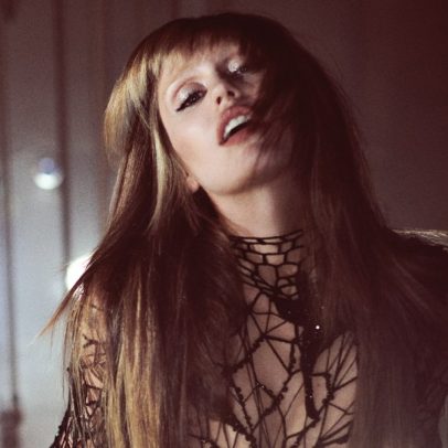 Miley Cyrus lança teaser impactante de clipe com Naomi Campbell para 'Every Girl'