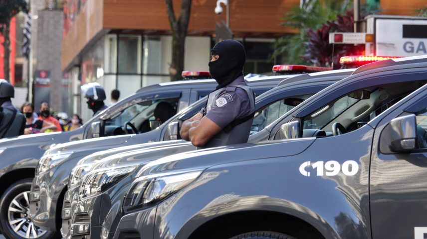 Policiais patrulham a Avenida Paulista (Foto: ANANDA MIGLIANO/ESTADÃO CONTEÚDO)