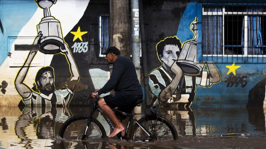 Água no entorno da Arena do Grêmio: em 2024, nível do Guaíba atingiu nível histórico e alagou parte de Porto Alegre (Foto: Ailvio Avila/AFP)