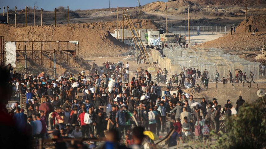 Palestinos buscam comida em posto da Fundação Humanitária de Gaza no campo de Nuseirat (Foto: Eyad Bab - 25.jun.2025/AFP)