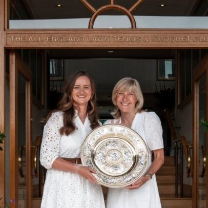 Krejcikova celebra título ao revisitar troféu e quadra central do torneio
