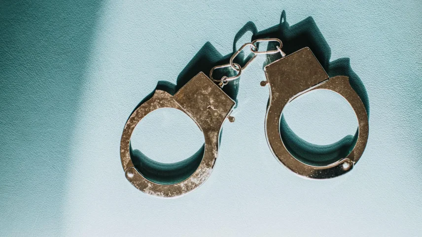 Os homens compartilharam fotos e vídeos indecentes de garotas com um grupo de chat de 10 professores de várias escolas - Foto: Getty Images