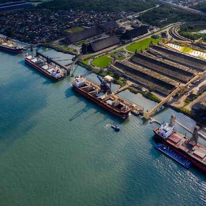 Estrangeiros e JBS disputam megaterminal em ação judicial no Porto de Santos