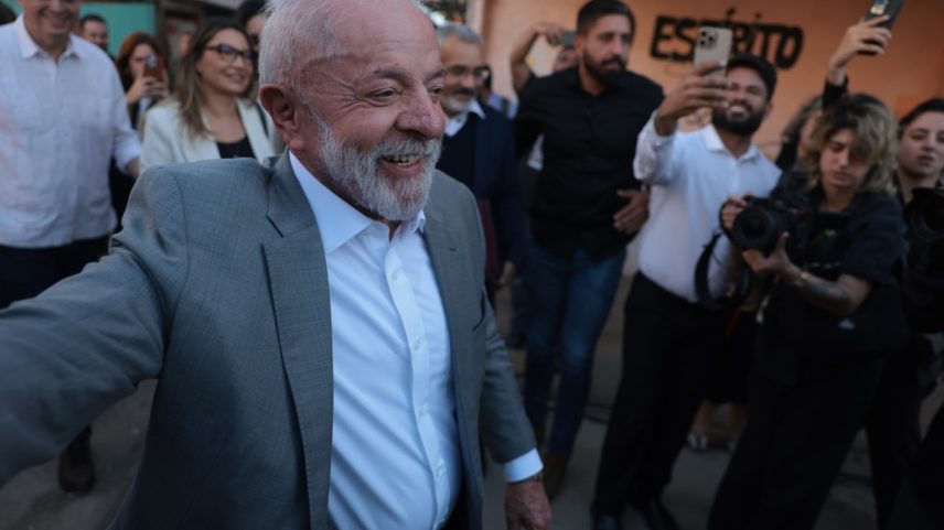 Lula na Favela do Moinho, nesta quinta (Foto: Maria Isabel Oliveira / O Globo)