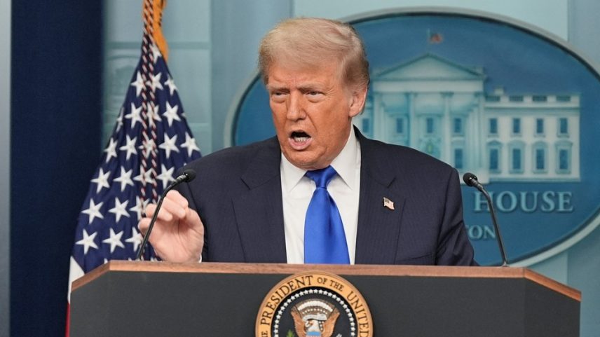 Presidente dos EUA, Donald Trump, diz que 'sem dúvida nenhuma' voltaria a atacar o Irã caso o país continue enriquecendo urânio, durante coletiva na Casa Branca em 27 de junho de 2025. (Foto: REUTERS/Ken Cedeno)
