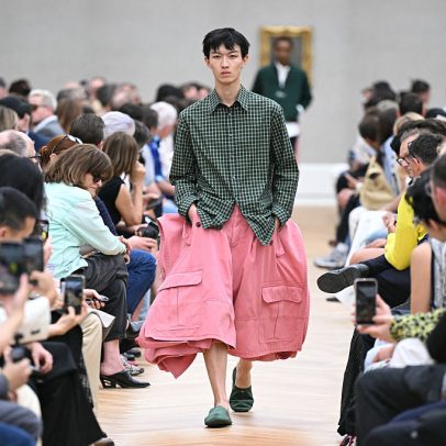 Jonathan Anderson estreia na Dior com referência à história da arte europeia