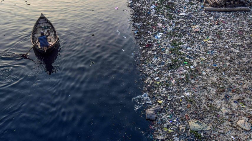 Sacolas de plástico flutuam na água do rio Buriganga, em Daca (Bangladesh) (Foto: Munir Uz Zaman - 21.jan.20/AFP)
