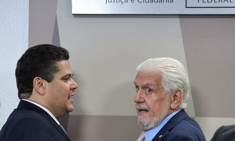 Davi Alcolumbre (esq.), e o líder do governo no Senado, Jaques Wagner (Foto: Edilson Rodrigues/Agência Senado)