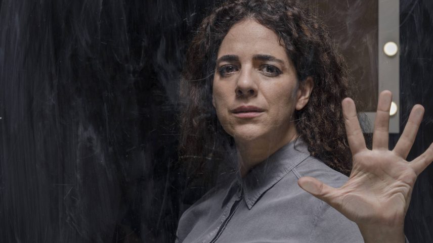 Martha Nowill na peça 'Renda-se', dirigida por Fernanda D'Umbra (Foto: Edson Kumasaka/Divulgação)