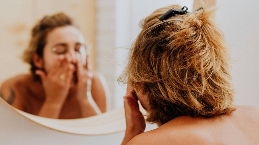 É mito que não se deve hidratar peles oleosas; é verdade que tomar banhos muito quentes danifica a pele (Foto: Pexels/Karolina Kaboompics)