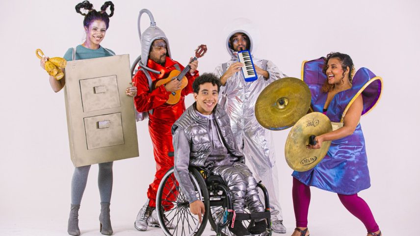 O elenco de “O menino ao avesso”: peça da Trupe de Lá TAG estreia hoje no Sesc Tijuca (Foto: Divulgação)