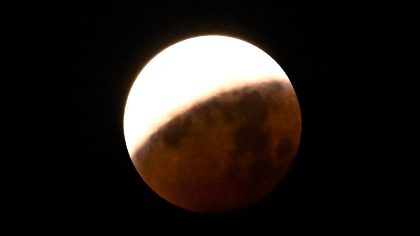Eclipse lunar em progresso visto da Cidade do México, em 14 de março de 2025 (Foto: Yuri CORTEZ / AFP)