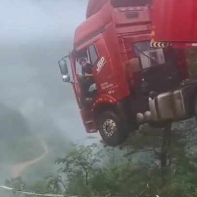 Caminhão fica pendurado após queda de viaduto durante enchentes na China