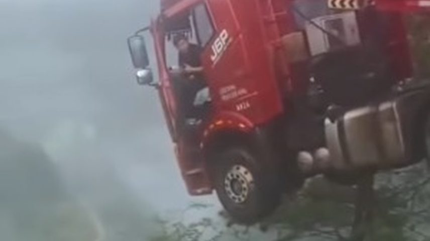Caminhão fica pendurado com motorista na cabine após queda de viaduto durante enchentes na China (Foto: Reprodução/Instagram)