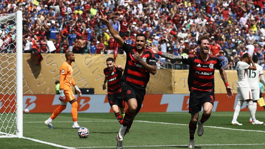 Danilo celebra o segundo gol do Flamengo no jogo contra o Chelsea na Copa do Mundo de Clubes (Foto: Lee Smith/Reuters)