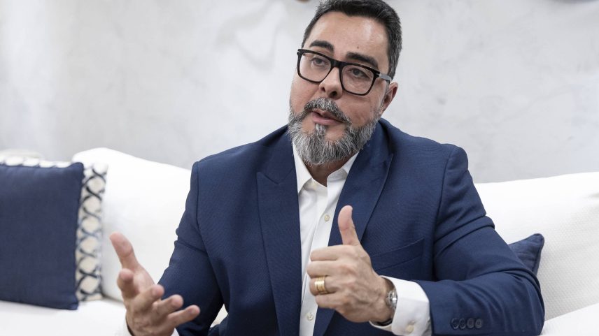 Juiz Marcelo Bretas, em seu apartamento na praia de Copacabana, na zona sul do Rio de Janeiro, durante entrevista sobre sua punição pelo CNJ (Foto: Eduardo Anizelli/Folhapress)